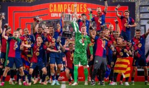 Szczesny baju hijau saat mengangkat piala Copa Del Rey bersama Barcelona. (Foto: Int)