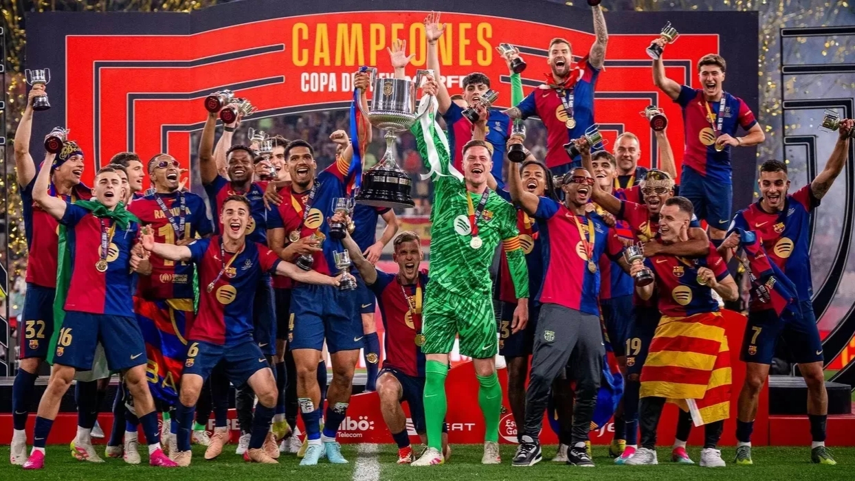 Szczesny baju hijau saat mengangkat piala Copa Del Rey bersama Barcelona. (Foto: Int)