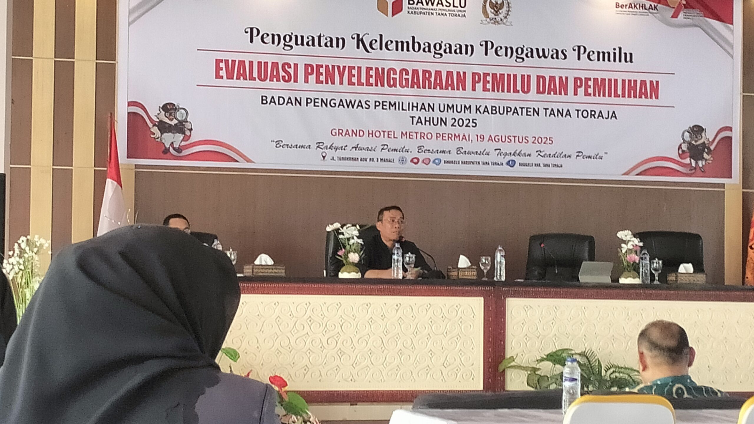 Rektor UKI Toraja, Prof. Dr. Oktavianus Pasoloran menyoroti dugaan praktik politik uang yang masih marak dalam proses pemilu. (Foto: Ist)